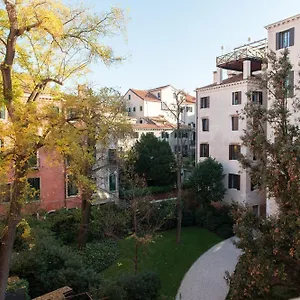 https://rialto-venice-30125.hotelslidodijesolo.com